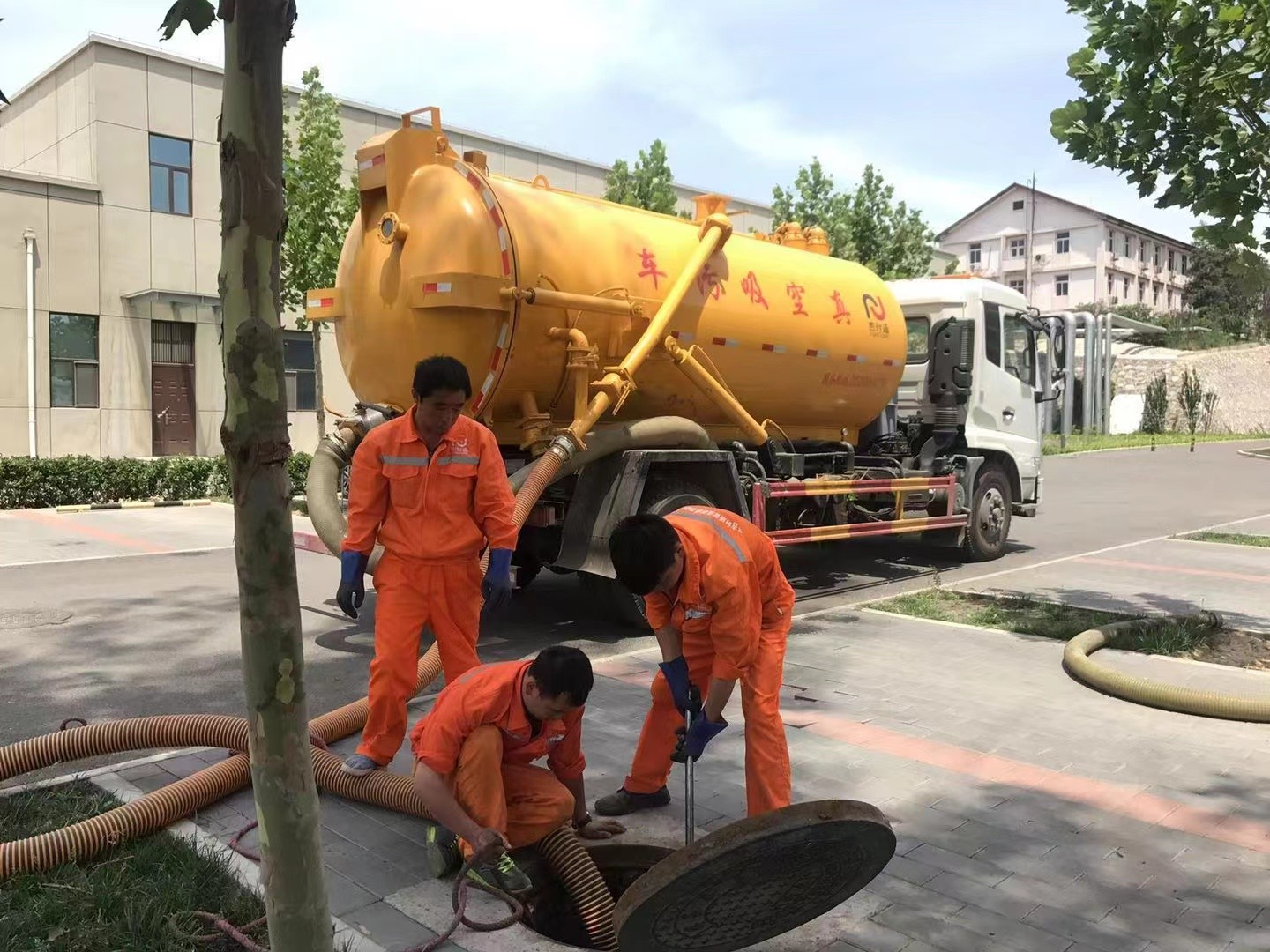 红桥管道疏通车停在窨井附近