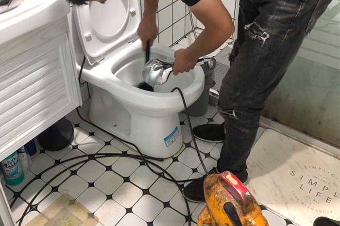 红桥马桶堵塞自己疏通还是找师傅?专业上门服务让你省时更省心